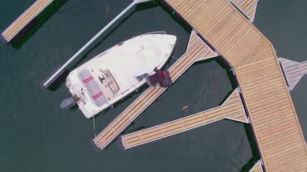 Konsolenboot Mit Außenbordmotor — Stockvideo