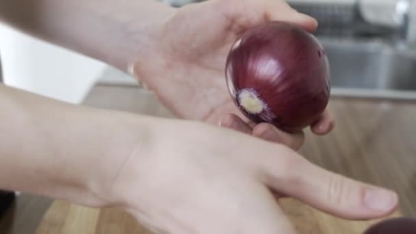 Gros Plan Comme Les Mains Pelant Peau Oignon Violet Préparation — Video