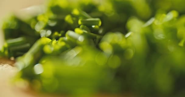 Close Macro Shot Fresh Chopped Chives Laying Wooden Cutting Board — Stock Video