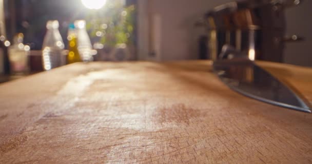 Amplia Macro Toma Manojo Cebollino Cayendo Sobre Una Tabla Cortar — Vídeo de stock