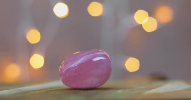 Amor Curación Piedra Preciosa Cuarzo Rosa Mesa Madera Con Luces — Vídeo de stock