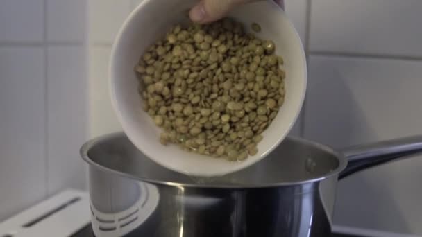 Lambat Gerak Sebagai Lentil Tergelincir Dalam Air Mendidih Panas Dalam — Stok Video