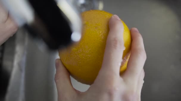 Mutfakta Musluk Suyuyla Portakalı Yıkamak Gibi Ağır Çekimde Bakterileri Önlemek — Stok video