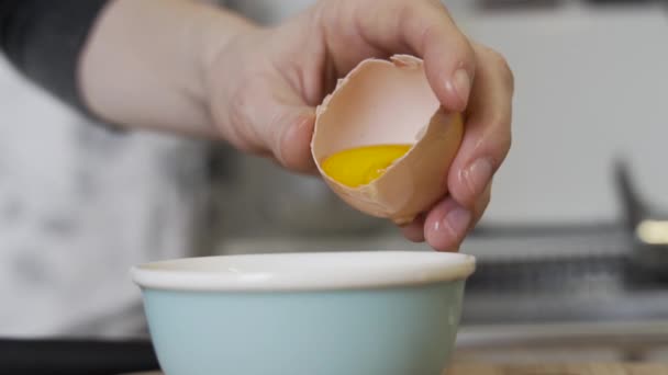 Långsam Rörelse Som Separerar Äggula Skål Tillredning Bakning Köket — Stockvideo