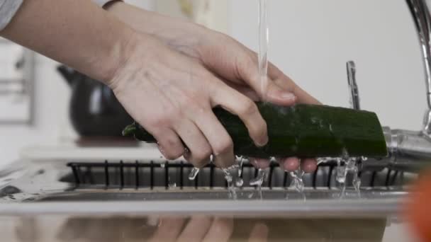 Cerrar Toma Cámara Lenta Mientras Lavan Las Verduras Fregadero Reflejo — Vídeos de Stock