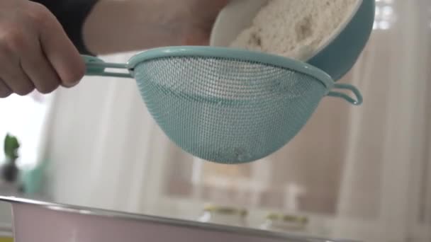 Mehl Der Küche Sieben Nahaufnahme Zum Backen Vorbereiten — Stockvideo