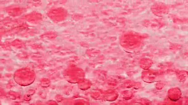 Macro Colpo Bolle Rosse Acqua Galleggiante Destra Con Sfondo Giallo — Video Stock