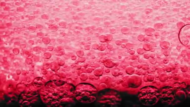 Makroaufnahme Vieler Roter Blasen Auf Dunklem Grund Wasser — Stockvideo