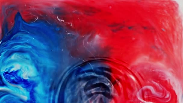 Luft Geblasen Auf Einer Oberfläche Mit Roter Und Blauer Farbe — Stockvideo