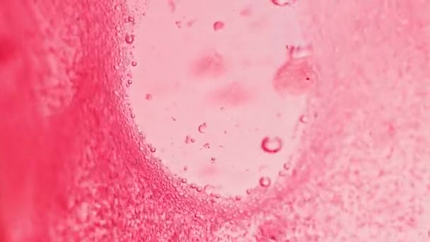 鲜红的水 有许多闪闪发光的气泡 留下一点没有气泡的小斑点 — 图库视频影像