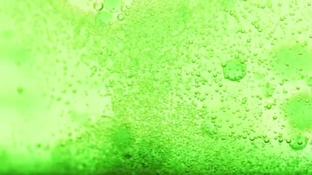 Macro Disparo Agua Verde Brillante Con Muchas Burbujas Brillantes — Vídeo de stock