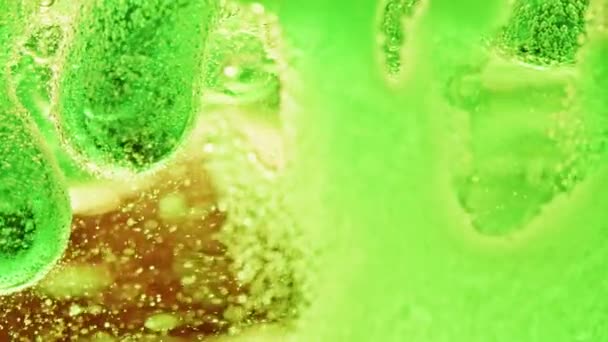 Macro Inyección Sustancia Verde Agua Goteando Lentamente Suelo Con Fondo — Vídeo de stock