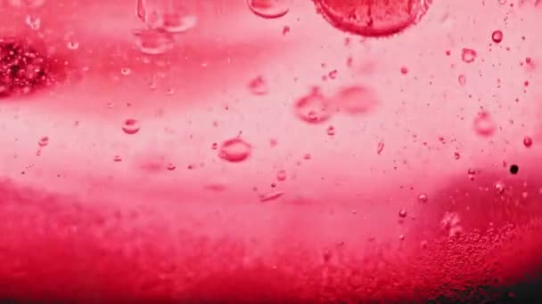 Makroaufnahme Funkelnd Roter Blasen Die Knallrotem Wasser Boden Fallen — Stockvideo