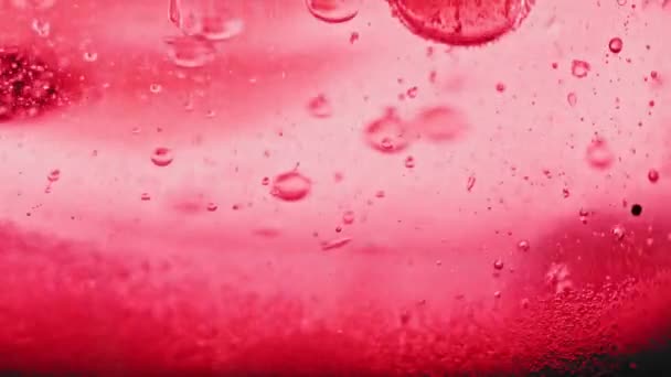 Macro Shot Bulles Rouges Étincelantes Tombant Sol Dans Eau Rouge — Video