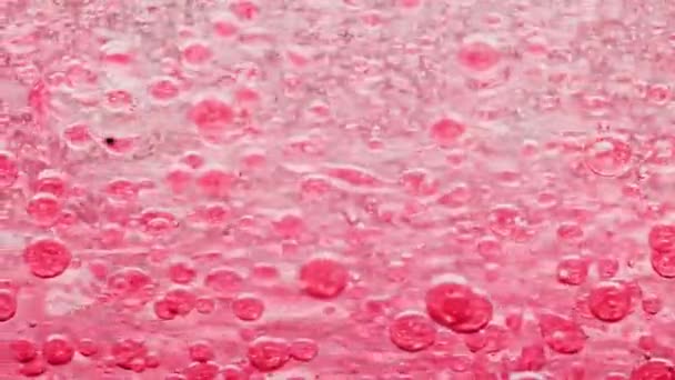Макросъемка Красных Пузырей Воде Движущихся Вправо Желтым Фоном — стоковое видео