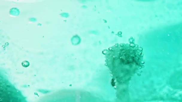 Makroaufnahme Großer Und Kleiner Blauer Blasen Die Strahlend Blauen Wasser — Stockvideo