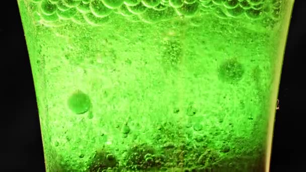 Makro Skott Ett Glas Med Många Gröna Bubblor Flytande Och — Stockvideo