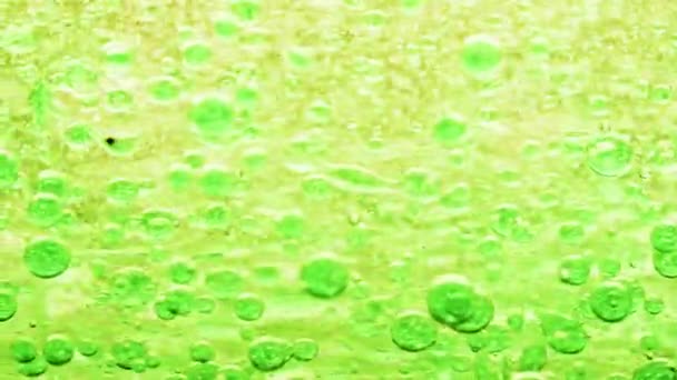 Macro Disparo Burbujas Verdes Agua Moviéndose Derecha Con Fondo Amarillo — Vídeos de Stock