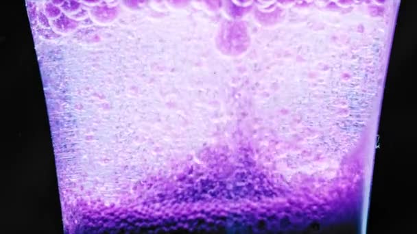 Macro Disparo Burbujas Violetas Brillantes Moviéndose Hacia Arriba Vaso Con — Vídeos de Stock