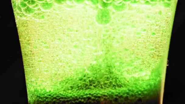 Μακροεντολή Πλάνο Αφρώδεις Πράσινες Φυσαλίδες Κινείται Προς Πάνω Ένα Ποτήρι — Αρχείο Βίντεο