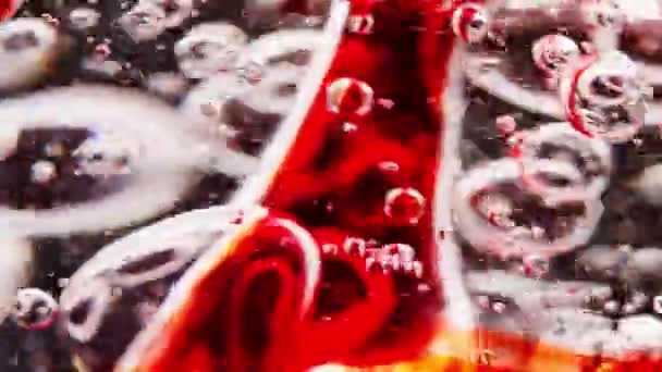 Макросъемка Вихря Красными Пузырями Воде — стоковое видео