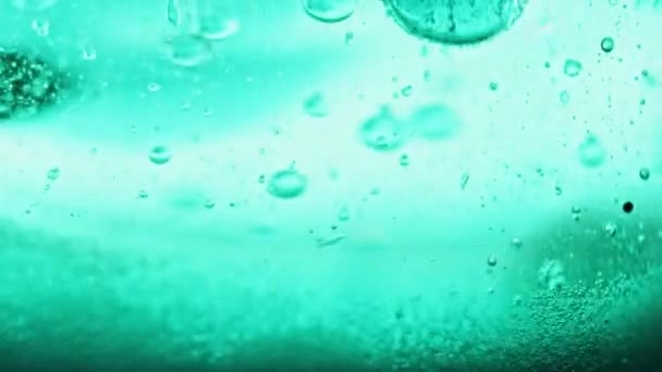 Csillogó Kék Buborékok Makró Felvételei Hullanak Földre Élénk Kék Vízben — Stock videók