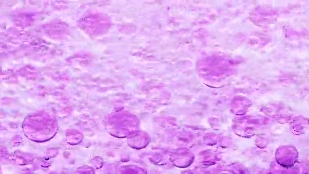 Makroaufnahme Von Violetten Blasen Wasser Die Rechts Vor Gelbem Hintergrund — Stockvideo