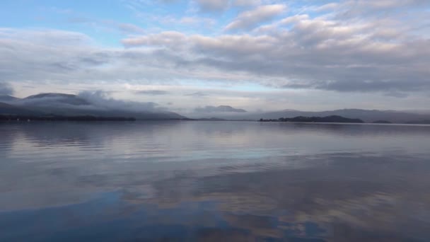 Lugnt Vatten Loch Lomond Blå Himmel Skottland — Stockvideo