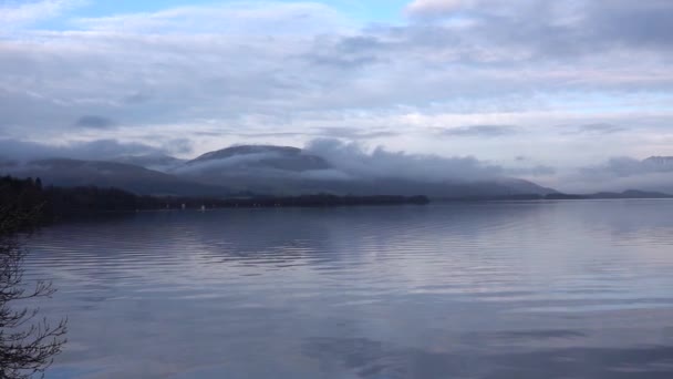 日の出のスコットランドのロッホ ロンドンの穏やかな海 — ストック動画
