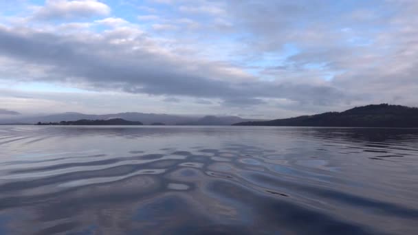 Blauwe Lucht Boven Kalme Wateren Van Loch Lomond Schotland — Stockvideo