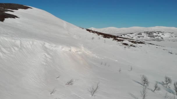 Winter Mountainscape Frozen Snowdrift Overhanging Cliff Mini Avalanche — Stock Video