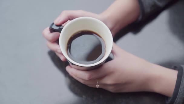 Kafede Elinde Bir Fincan Kahve Tutan Bir Kadın — Stok video