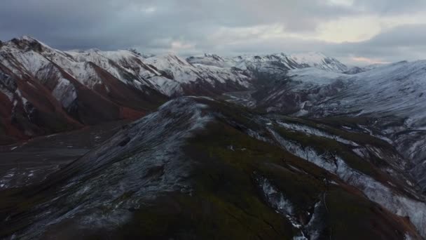 アイスランドのLandmannalaugharで冬の高地の川や谷の空中暴露 — ストック動画