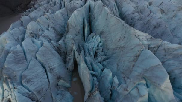 Glacier Aérien Spectaculaire Révèle Heure Bleue Avec Des Sommets Montagneux — Video
