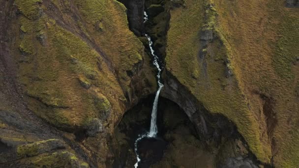 Lucht Onthullen Van Grote Waterval Grillig Mos Bedekte Bergen Ijsland — Stockvideo