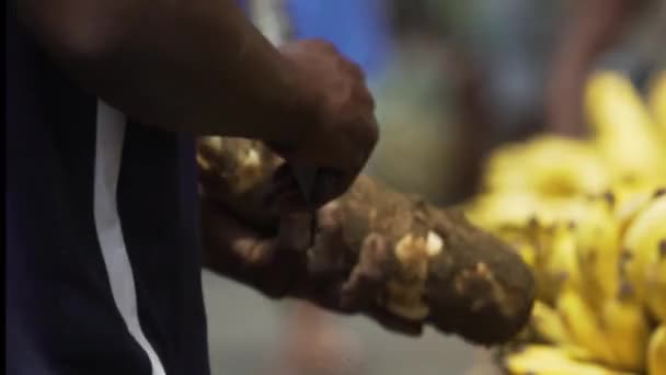 Close Homem Cortando Uma Mandioca Com Bananas Fundo Mercado Rua — Vídeo de Stock