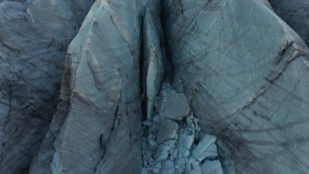 氷河の氷の非常に近い空中の風景や山の距離を明らかにする アイスランドのSvnafellsjkull — ストック動画