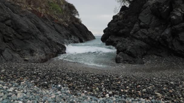 西インド諸島の2つの岩の間の小さな海の水路を波が洗い — ストック動画