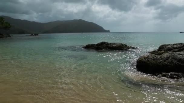 Piękne Ujęcie Fal Pchających Się Piaszczyste Brzegi Pirates Bay Tobago — Wideo stockowe