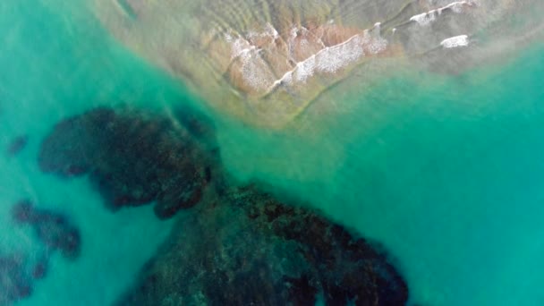 Güzel Mavi Berrak Deniz Suyu Kayaların Mercanların Üzerinden Kumsal Dalgalarına — Stok video