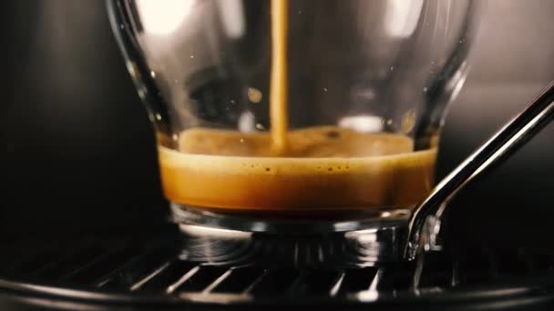 熱いクリーミーなコーヒーを空のガラスカップに注ぐの閉じる — ストック動画
