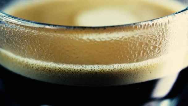 Μαύρο Καφέ Λεπτομέρεια Expresso Latte Αφρό Ατμού Στο Χείλος Γυαλί — Αρχείο Βίντεο