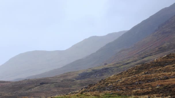在西爱尔兰 时间飞逝的雾和云彩在陡峭的山丘上翻滚 — 图库视频影像