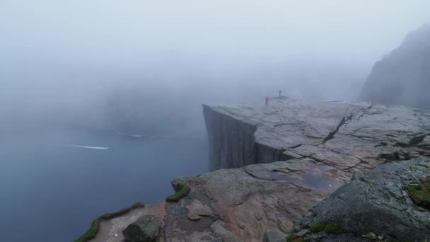 Turyści Mgle Deszczu Ampit Rock Norwegii Zwiedzaniu Przygody — Wideo stockowe