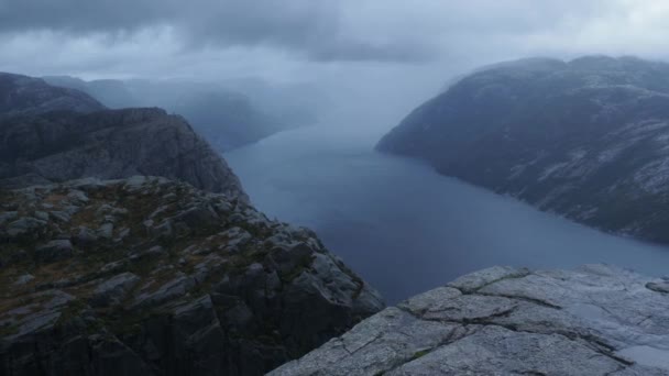 在狂风暴雨的灰蒙蒙的日子里 从挪威的讲坛岩石上看到了令人惊奇的景象 — 图库视频影像