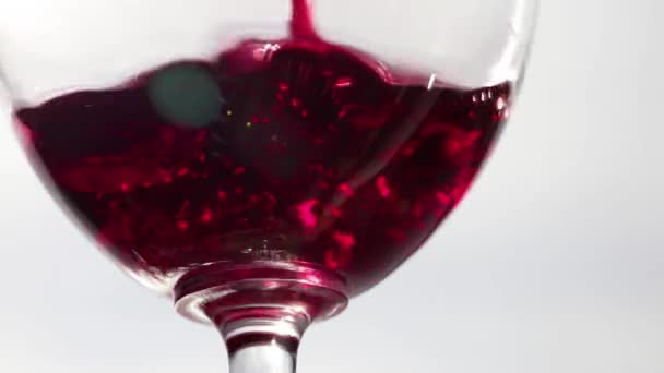 Vin Rouge Versé Dans Verre Vin Vide Extrême Gros Plan — Video