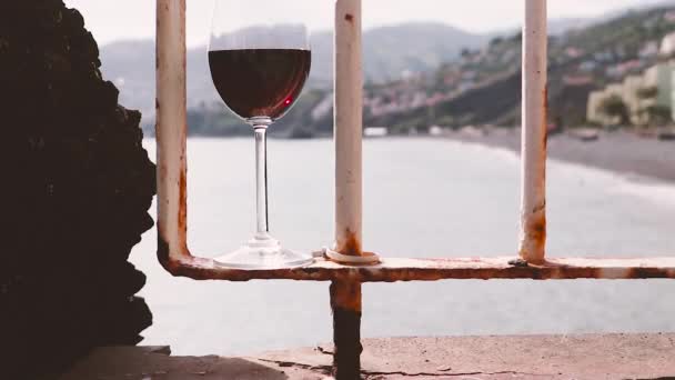 Gelas Anggur Merah Pagar Teras Menghadap Pantai Madeiran Dan Pegunungan — Stok Video