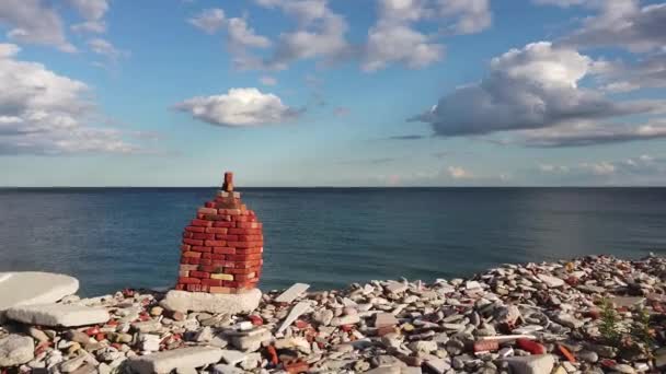 Vertedero Ladrillos Escombros Pueblan Costa Con Vistas Hermoso Lago Ontario — Vídeo de stock