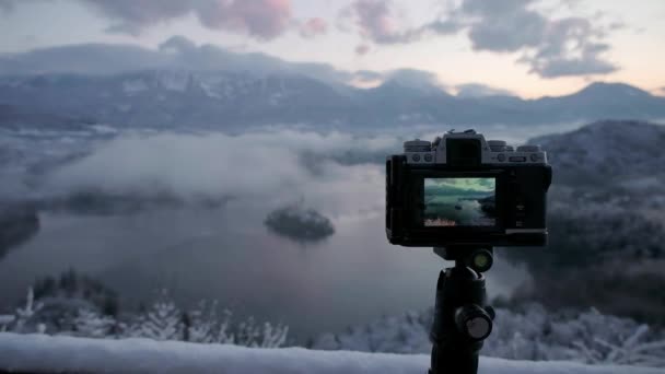 Fotoaparát Popředí Jako Fotograf Zachycuje Východ Slunce Krásnými Barvami Východ — Stock video