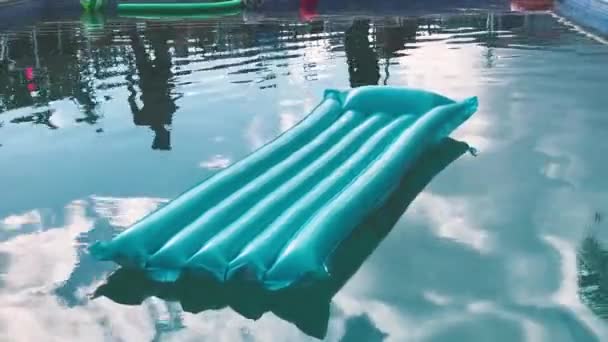 Uppblåsbara Airbed Flyter Poolen Statiskt Skott — Stockvideo